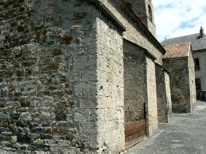 contreforts en tuf calcaire