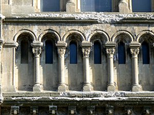 auvais tat des petites arcades  l'avant de l'glise