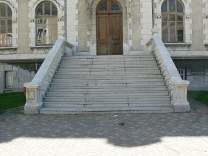 un gros plan de l'escalier