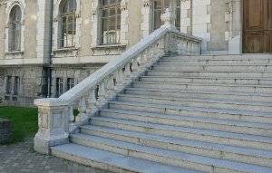 un gros plan de l'escalier