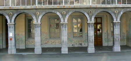 les arcades de la cour