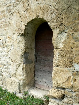 petite porte  encadrement vot en travertin