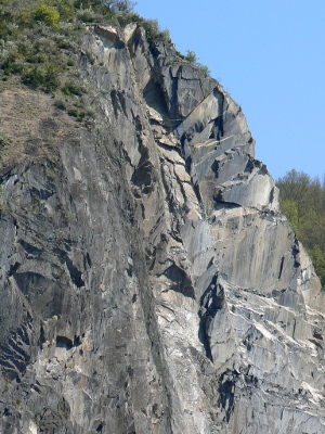 La falaise au-dessus du tunnel