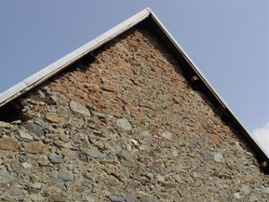 morceaux de pltre rouge dans un mur de grange