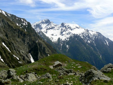 vue sur la cabane et le pic de Valsenestre