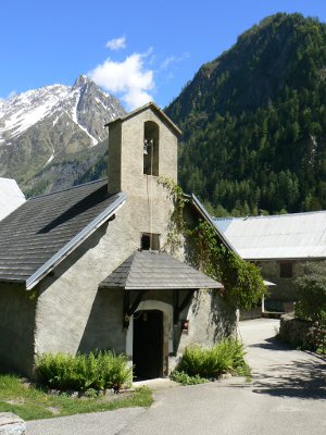 vue de la chapelle et de l'Aiguille des Marmes